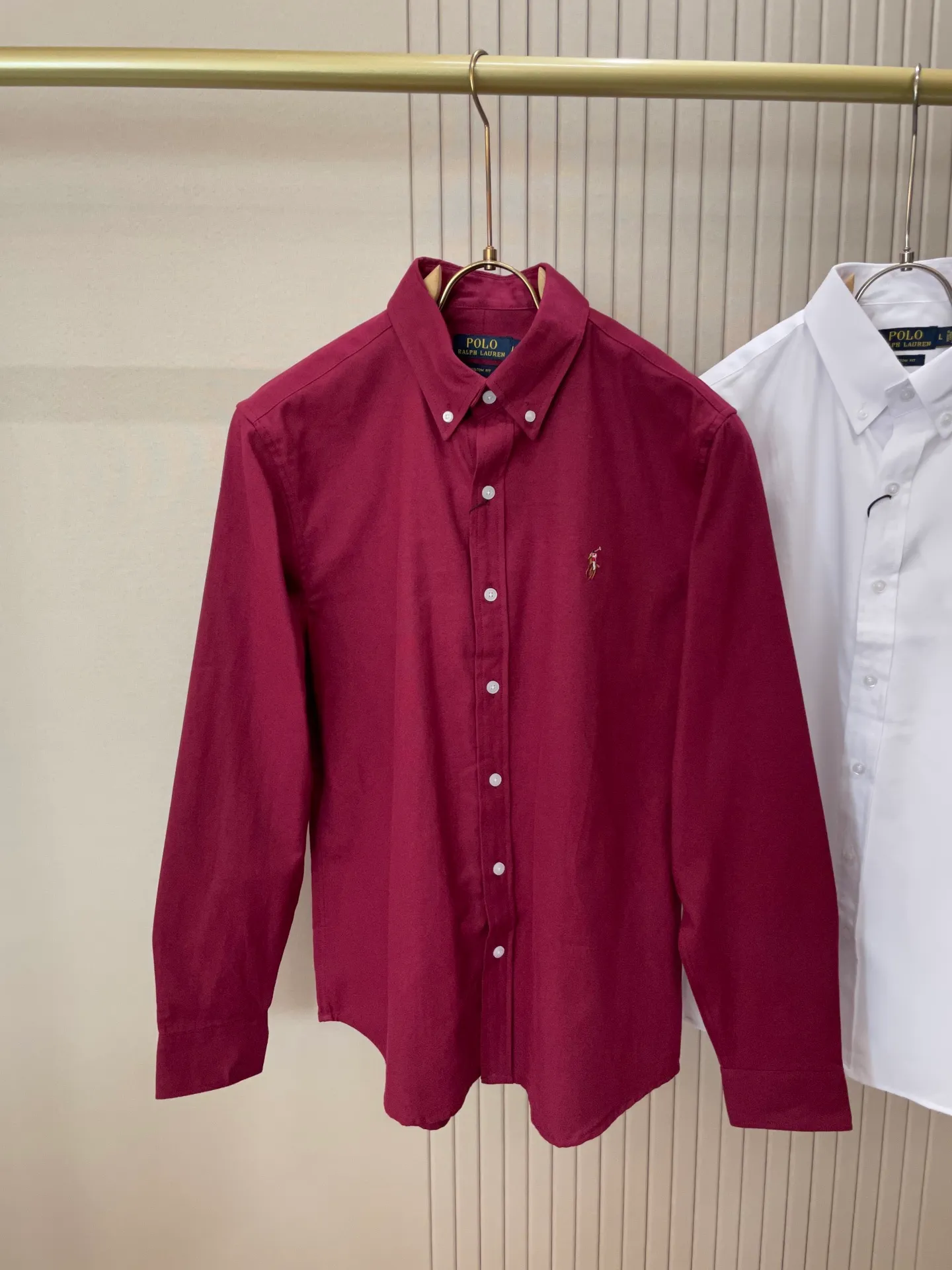 P220 🌸🌸🌸 POLO Ralph Lauren [High Quality] Classic shirt! Classic casual shirt made of pure cotton fabric with unique design, simple, clean and classic version design. It is a versatile style that can be switched at will. The fabric feels soft and delicate, highly breathable, close to the skin and comfortable to wear. It can be worn alone as an inner layer. Its versatile performance is beyond your imagination! The upper body of the ready-to-wear is simple and classic yet elegant! Size:M-XXL